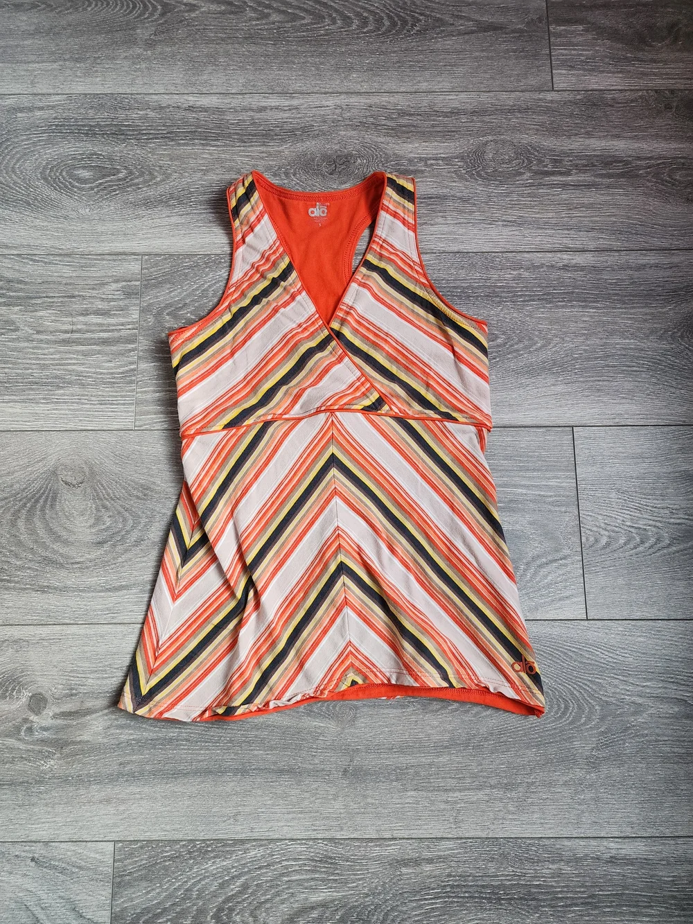 ALO Yoga Orange Striped V-Neck Women’s Fitted  Babydoll Workout Top Sm Y2K Print
